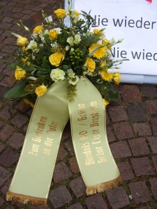 Grünes Gesteck für Veranstaltung am 27.1. Holocaust-Gedenktag
